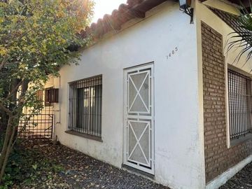 Casa de 4 AMBIENTES y Chalet de 3 AMBIENTES ubicados a 250 metros de la estación .