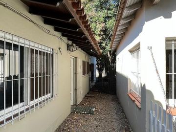 Casa de 4 AMBIENTES y Chalet de 3 AMBIENTES ubicados a 250 metros de la estación .