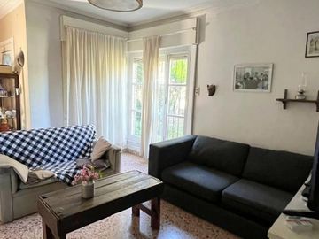 Casa de 4 AMBIENTES y Chalet de 3 AMBIENTES ubicados a 250 metros de la estación .