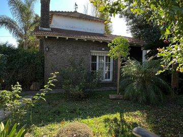 Casa de 4 AMBIENTES y Chalet de 3 AMBIENTES ubicados a 250 metros de la estación .