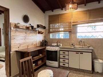Casa de 4 AMBIENTES y Chalet de 3 AMBIENTES ubicados a 250 metros de la estación .
