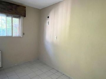 Casa de 4 AMBIENTES y Chalet de 3 AMBIENTES ubicados a 250 metros de la estación .