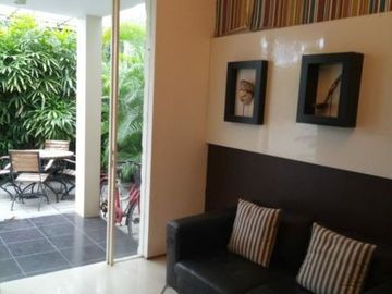 Rumah Florence Pakuwon City, Strategis, Minimalis, Siap Huni, Furnish