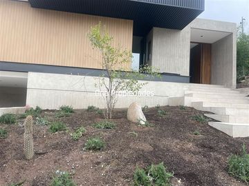 Casa en arriendo de 5 dorm. en Lo Barnechea