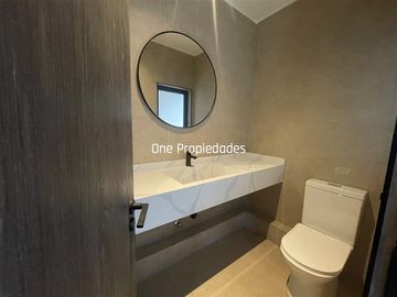 Casa en arriendo de 5 dorm. en Lo Barnechea