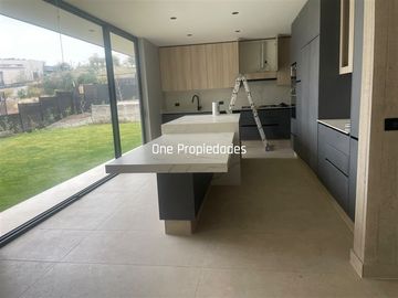 Casa en arriendo de 5 dorm. en Lo Barnechea