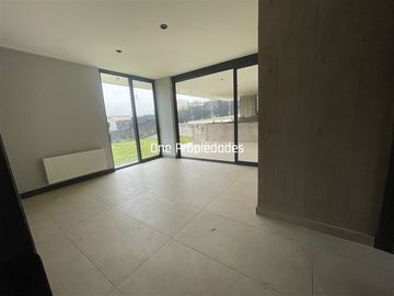 Casa en arriendo de 5 dorm. en Lo Barnechea