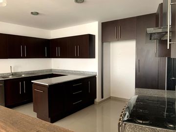 Vendo departamento en Lomas de Angelopolis II muy amplio cerca de Sonata