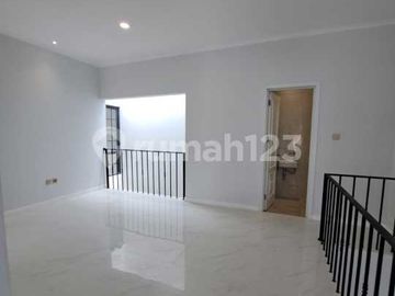 Dijual Rumah Klasik Modern 2 Lantai Hoek Nusaloka BSD