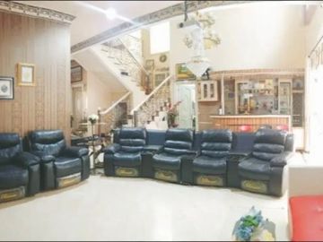 Rumah Full Furnish di Gayungsari Ada Kolam Renang