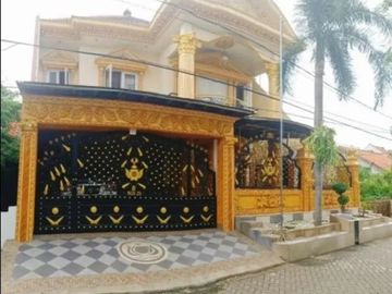 Rumah Full Furnish di Gayungsari Ada Kolam Renang
