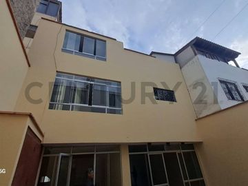 ACOGEDORA CASA DE 3 PISOS CON VISTA A PARQUE EN VENTA, SURCO