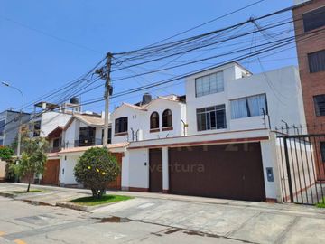 ACOGEDORA CASA DE 3 PISOS CON VISTA A PARQUE EN VENTA, SURCO
