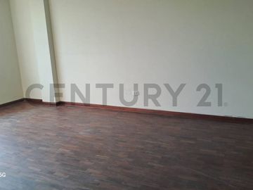 ACOGEDORA CASA DE 3 PISOS CON VISTA A PARQUE EN VENTA, SURCO