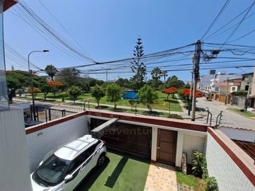 ACOGEDORA CASA DE 3 PISOS CON VISTA A PARQUE EN VENTA, SURCO