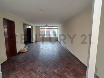 ACOGEDORA CASA DE 3 PISOS CON VISTA A PARQUE EN VENTA, SURCO