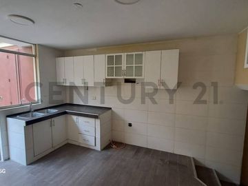 ACOGEDORA CASA DE 3 PISOS CON VISTA A PARQUE EN VENTA, SURCO