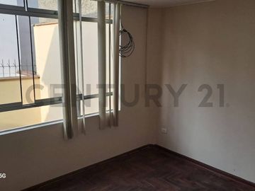 ACOGEDORA CASA DE 3 PISOS CON VISTA A PARQUE EN VENTA, SURCO