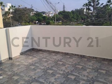 ACOGEDORA CASA DE 3 PISOS CON VISTA A PARQUE EN VENTA, SURCO