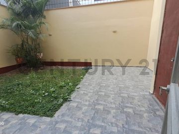 ACOGEDORA CASA DE 3 PISOS CON VISTA A PARQUE EN VENTA, SURCO