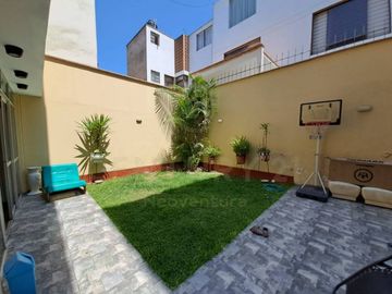 ACOGEDORA CASA DE 3 PISOS CON VISTA A PARQUE EN VENTA, SURCO