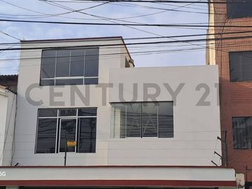 ACOGEDORA CASA DE 3 PISOS CON VISTA A PARQUE EN VENTA, SURCO