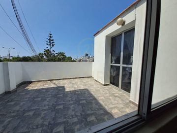 ACOGEDORA CASA DE 3 PISOS CON VISTA A PARQUE EN VENTA, SURCO