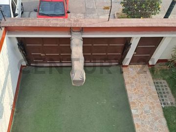 ACOGEDORA CASA DE 3 PISOS CON VISTA A PARQUE EN VENTA, SURCO