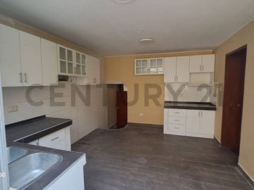 ACOGEDORA CASA DE 3 PISOS CON VISTA A PARQUE EN VENTA, SURCO