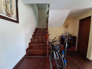 ACOGEDORA CASA DE 3 PISOS CON VISTA A PARQUE EN VENTA, SURCO