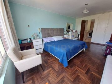 ACOGEDORA CASA DE 3 PISOS CON VISTA A PARQUE EN VENTA, SURCO