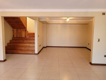 Se vende espaciosa casa cercano a plaza Miraflores