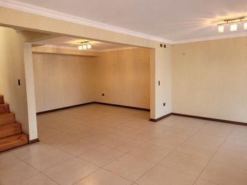 Se vende espaciosa casa cercano a plaza Miraflores