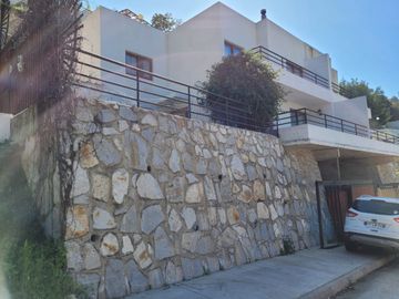 Se vende espaciosa casa cercano a plaza Miraflores