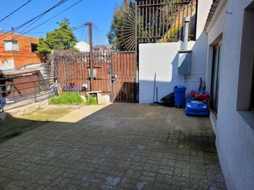 Se vende espaciosa casa cercano a plaza Miraflores