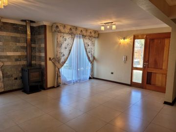 Se vende espaciosa casa cercano a plaza Miraflores