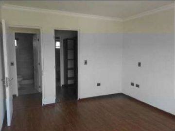 Se vende espaciosa casa cercano a plaza Miraflores