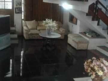 Rumah Dukuh Kupang Timur, Strategis