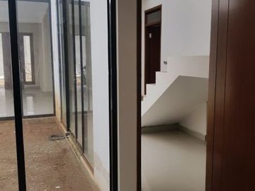RUMAH BARU MURAH 2 LANTAI SEMIFURNISHED SIAP HUNI LOKASI STRATEGIS DI CINERE KOTA DEPOK