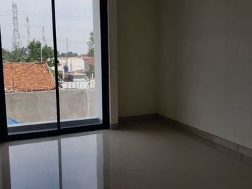 RUMAH BARU MURAH 2 LANTAI SEMIFURNISHED SIAP HUNI LOKASI STRATEGIS DI CINERE KOTA DEPOK