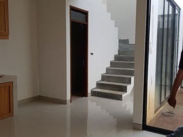 RUMAH BARU MURAH 2 LANTAI SEMIFURNISHED SIAP HUNI LOKASI STRATEGIS DI CINERE KOTA DEPOK