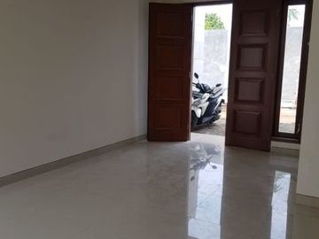RUMAH BARU MURAH 2 LANTAI SEMIFURNISHED SIAP HUNI LOKASI STRATEGIS DI CINERE KOTA DEPOK