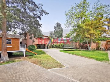 En Venta Amplia Casa -Como Terreno- Con Vista Panorámica A Campo De Golf - Urb. La Planicie – La Molina