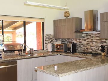 VENDO HERMOSA Y AMPLIA CASA EN PRIVADA DE SOLO 4 CASAS, FRACC. REAL DE TEZOYUCA