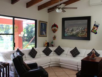 VENDO HERMOSA Y AMPLIA CASA EN PRIVADA DE SOLO 4 CASAS, FRACC. REAL DE TEZOYUCA