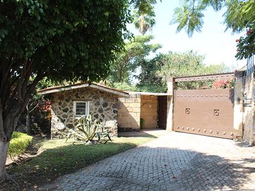 VENDO HERMOSA Y AMPLIA CASA EN PRIVADA DE SOLO 4 CASAS, FRACC. REAL DE TEZOYUCA