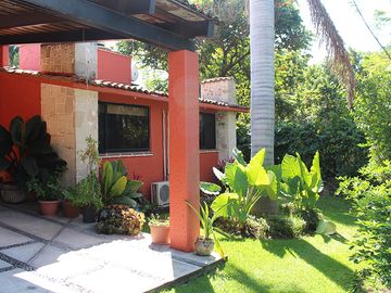 VENDO HERMOSA Y AMPLIA CASA EN PRIVADA DE SOLO 4 CASAS, FRACC. REAL DE TEZOYUCA