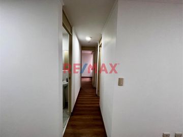 ALQUILER ¡Tu nuevo hogar te espera! Descubre este lindo y acogedor departamento remodelado, ubicado en el 3er piso con vista interna, excelente ilumin