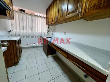ALQUILER ¡Tu nuevo hogar te espera! Descubre este lindo y acogedor departamento remodelado, ubicado en el 3er piso con vista interna, excelente ilumin