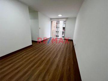 ALQUILER ¡Tu nuevo hogar te espera! Descubre este lindo y acogedor departamento remodelado, ubicado en el 3er piso con vista interna, excelente ilumin